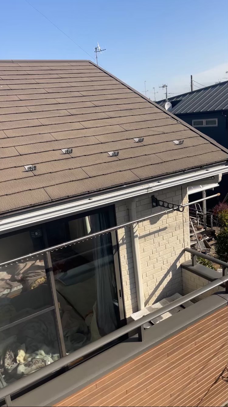 屋根全体にわたる複数の浮き